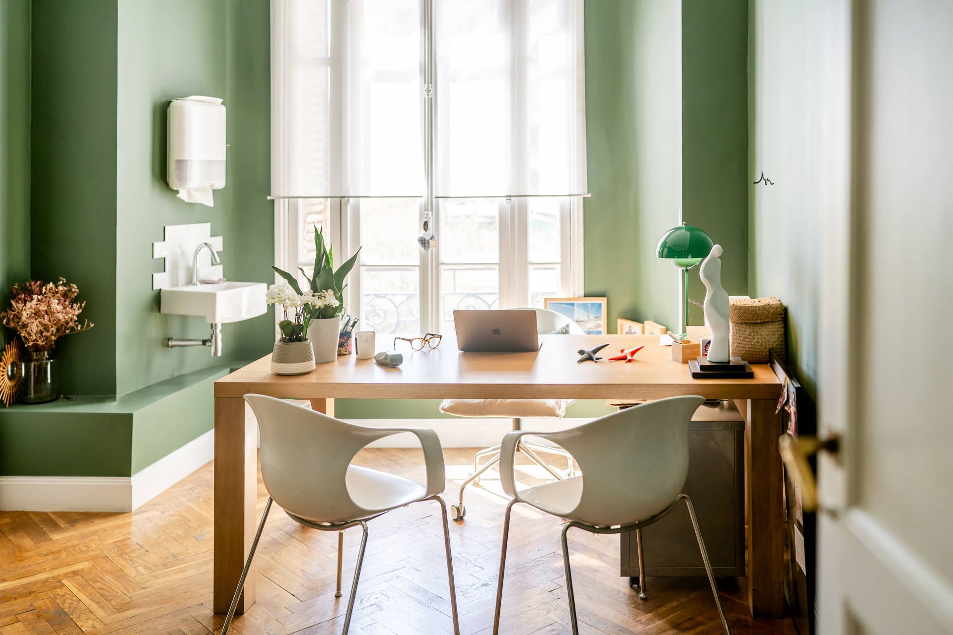 Cabinet du Centre Ozé, aux murs vert sauge, à Marseille